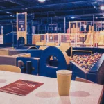Salle de jeux enfant : parc indoor avec mini-ville et piscine à balles