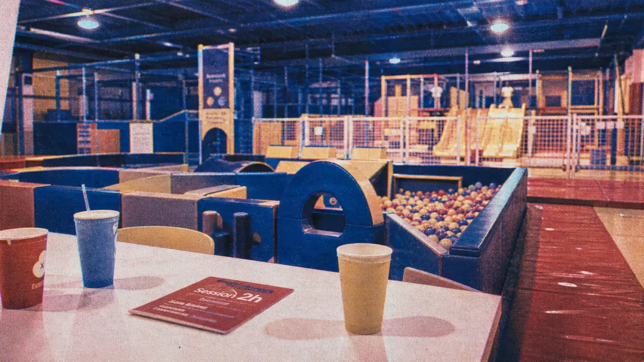 Salle de jeux enfant : parc indoor avec mini-ville et piscine à balles