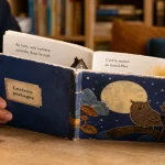 Album jeunesse : lecture partagée, parent et enfant ouvrant un album