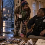 La vie de famille : Steve Urkel et un voisin maladroit dans un salon.